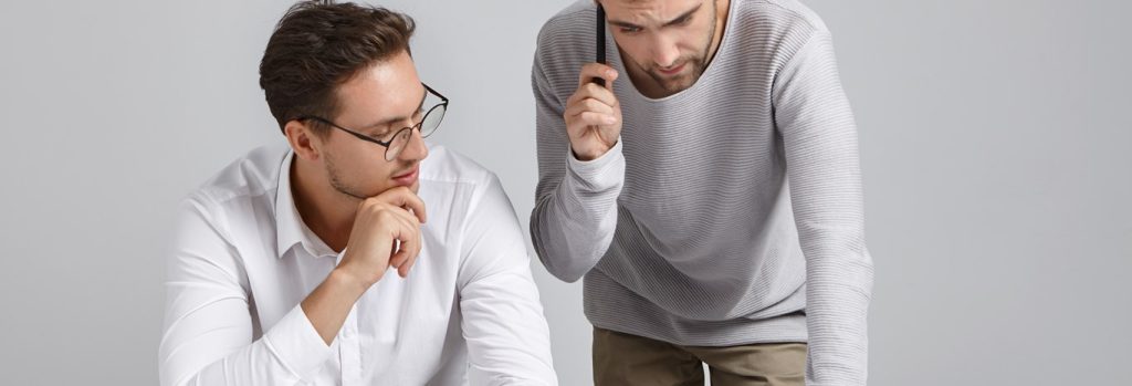 6 joven arquitecto experimentado paciente viste camisa formal gafas ensena su alumno o aprendiz masculino